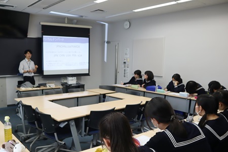 清水専任講師が見せる錯視の数々に対し、生徒からは「ええっ⁈」という驚きの声が上がりました。