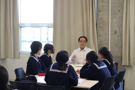 個別相談会で自身の研究テーマや将来について語る生徒たちに、本学の教員も熱心に向き合っていました。