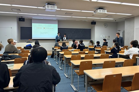 山本敦久教授の授業では、ディスカッションの後に大学生と共同での発表にも挑戦。