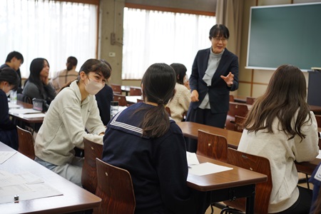 大学生が優しく話しかけ、意見交換が和やかに進みました。