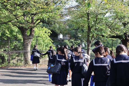 キャンパスツアーでは、春に咲く桜をイメージしながら大学構内を見学しました。