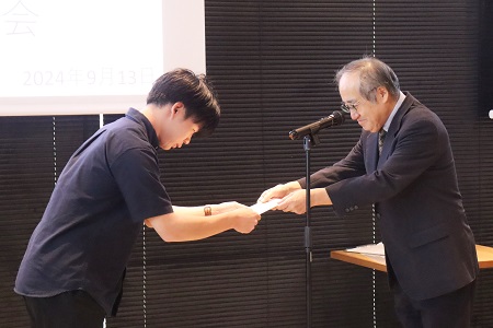 2024年度入学式前ガイダンス司会学生表彰式の様子