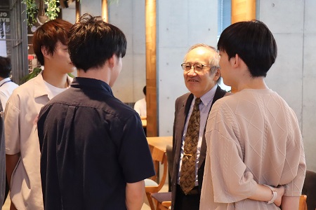 学長と懇談する学生