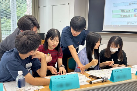 相手チームへの質問をどうするか真剣に議論しています