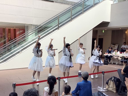 「アイドル研究会」によるパフォーマンス