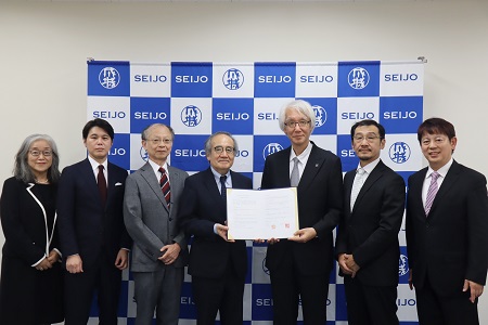 左から松川教授（英文学科主任）、木下学部長、上野副学長、杉本学長、大友学校長、滝澤副校長、吉田教授