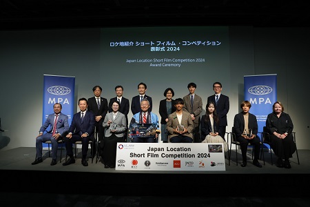 受賞者集合写真（佐藤さんは前列右から３人目）