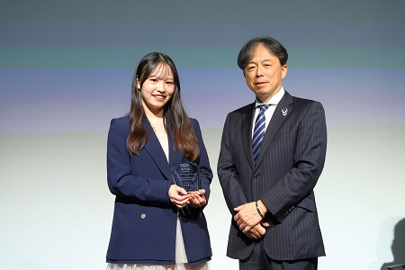 受賞の様子：その１（佐藤ひな子さん）