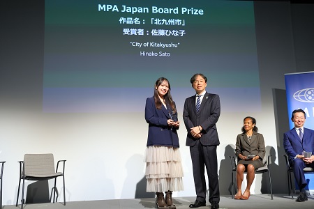 受賞の様子：その2（佐藤ひな子さん）