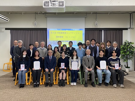 ファイナリストの学生、審査員の教職員とみんなで