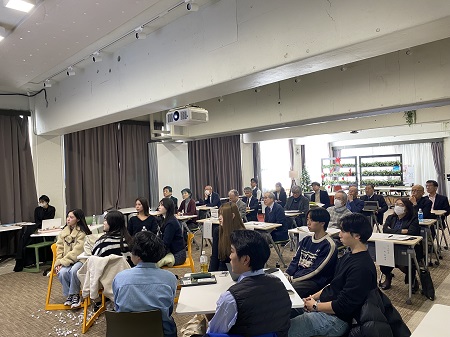 審査員16名とファイナリストの学生を前に発表しました