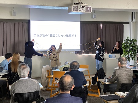 「TSUMITA☆」はストリングライトを使って中庭のライトアップのイメージを披露しました