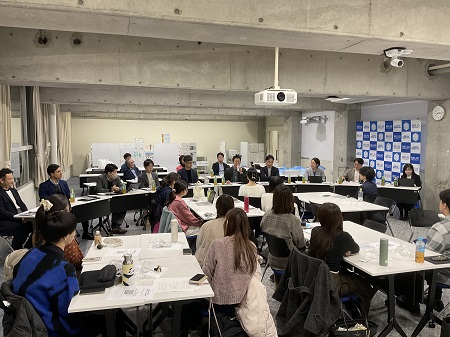 プレゼンテーションを受けての講評の様子