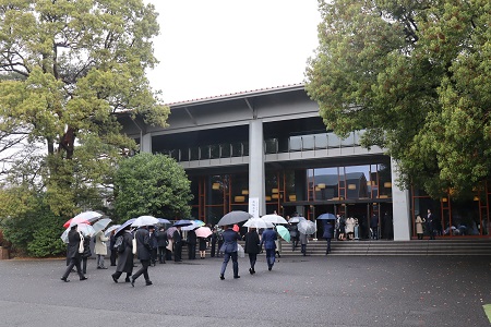 朝はあいにくの雨模様