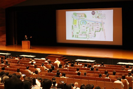杉本義行学長による大学の紹介。「個性尊重と学生中心主義」という理念に基づく具体的な取り組みについてお話しました。