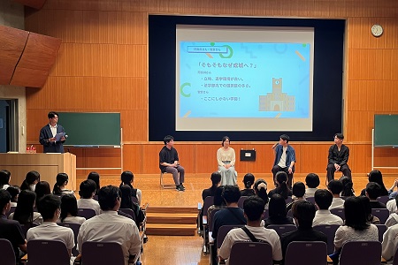 第2部の高校生向けプログラム「在学生トークセッション」の様子。４学部の学生が集まり、学生同士の仲の良さも伝わるプログラムでした。