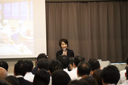 勝又あずさ特別任用教授によるSeijo Career Program(SCP)の説明。 説明後にご質問もいただき、高校の先生方にも大変高い関心を持っていただくことができました。