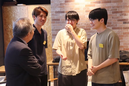 学長と懇談する学生