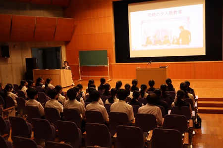 大学紹介の様子。生徒たちは熱心に聞いていました。