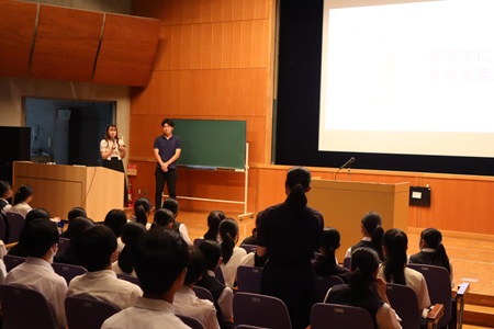 在学生による学生生活紹介の様子。生徒からの質問もあり、活発なやりとりが行われました。