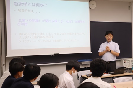 久保田教授による授業の様子。生徒たちも真剣な表情で耳を傾けていました。