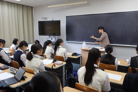 生徒に問いかけながら展開される後藤准教授の授業。思考を深める時間となりました