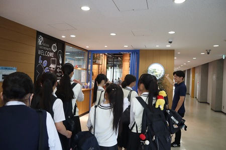 在学生によるキャンパスツアーでは、笑顔で見学する様子が印象的でした。