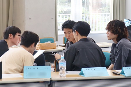 限られた時間で、相手チームへ何を質問するか考えます