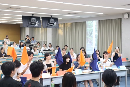 ジャッジがどちらかの旗をあげて勝敗が決まります