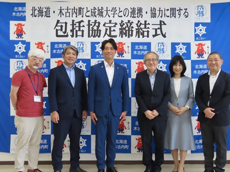 左より：美馬CDO補佐官、藤澤教育長、鈴木町長、 杉本学長、森特任教授、長尾ｷｬﾘｱｾﾝﾀｰ課長