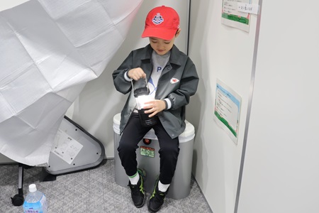 収納された防災備品を実際に手に取って確認