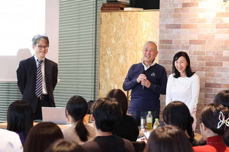 左から岡野敏之氏、家田利一氏（放送批評懇談会理事/ギャラクシー賞CM部門委員長）、風間恵美子氏（ギャラクシー賞CM部門副委員長）