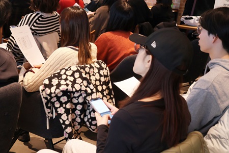 感じたことをメモしながら、熱心に作品を視聴