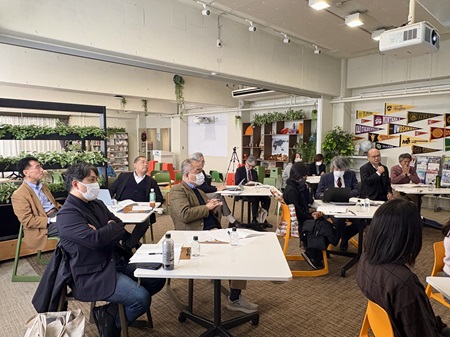 審査員13名とファイナリストの学生を前に発表しました。