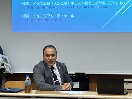 谷治教授のゼミにご参加のアドニ一等書記官。