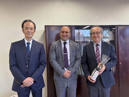 学長室での懇談の様子。チュニジア共和国の特産品であるオリーブオイルをご厚意で贈呈いただきました。