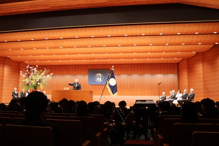 壇上の来賓・教員から「おめでとう」の声に「ありがとう」と新入生が応えました（学園長祝辞）