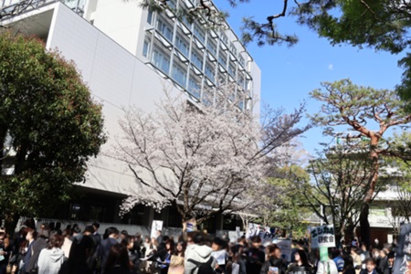 中庭では先輩たちの新歓活動もはじまりました