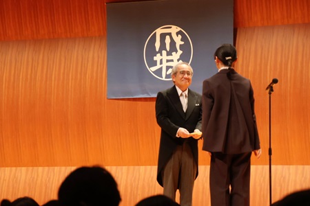 「独創力とフェアプレーの精神で自分の信じる道を切り拓いていきたい」（新入生代表答辞）