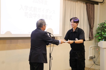 感謝状を一人ひとりに手渡し