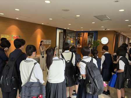 在学生によるキャンパスツアーでは、興味深く見学している様子が印象的でした。