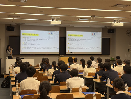在学生による学生生活紹介の様子。