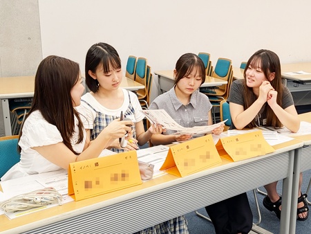 限られた時間で、相手チームへ何を質問するか考えます