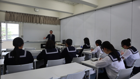 個別相談会はより少人数で。自身の探究学習のテーマについての質問等、本学の教員も真剣に向き合っていました。