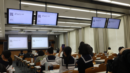 授業後は、スマートフォンから感想や学んだことを入力。大学生と通常講義と同じ流れを体験しました