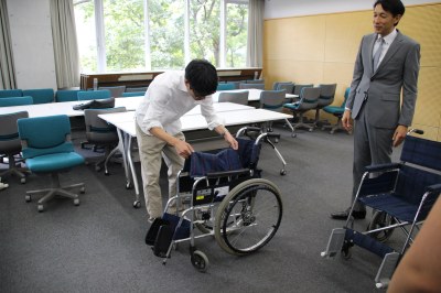 車いすのたたみ方、広げ方も実践しました