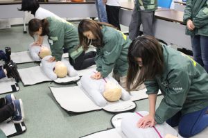 大学祭に向けて!実行委員らがBLS講習を受講