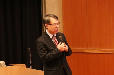 パネルディスカッション司会を務める辻氏 (成城大学データサイエンス教育研究センター 特別任用教授)