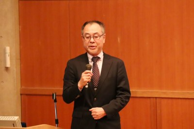 シンポジウムの趣旨説明を行う、増川純一データサイエンス教育研究センター長 (成城大学経済学部教授)