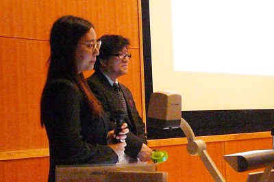 外部アドバイザリー委員との意見交換を行う、小宮路経済学部長と本吉さん